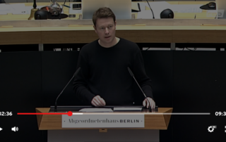 Julian Schwarze am Redepult im Abgeordnetenhaus