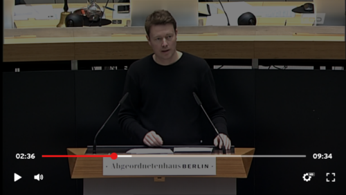 Julian Schwarze am Redepult im Abgeordnetenhaus